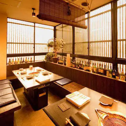 店内は和の落ち着いた雰囲気で、素材にこだわった料理とともにゆったり過ごせます。ワインを楽しめる空間としても魅力的で、記念日や特別な食事にぴったり。早い時間帯の利用にも対応し、心地よいサービスで快適に過ごせます。大切なひとときを演出します。