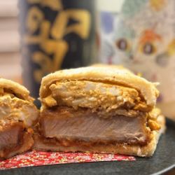 厚煎蛋卷和肉饼三明治