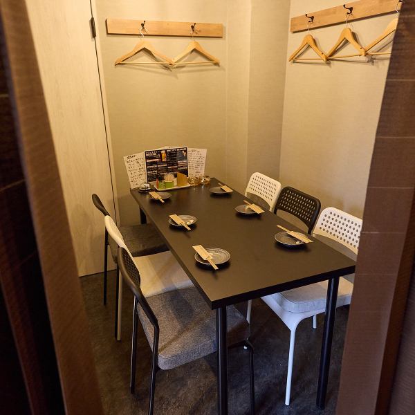 ドーム徒歩圏内!イベント後の宴会は、ゆったり寛げる6名様用個室がおすすめ。絶品焼き鳥を囲み、仲間内だけで熱い感想戦を楽しみませんか?個室需要が高いエリアのため、早めのご予約が確実です!