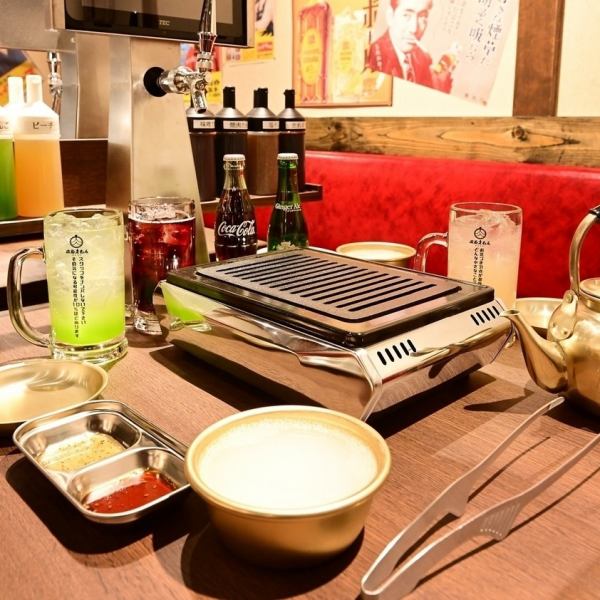 The interior of the store is inspired by the Showa era, with BGM, staff, and Yakiniku style! Everything has a nostalgic Showa retro atmosphere! Those who know it will feel nostalgic, and those who don't know it will feel like they've traveled back in time ♪ The modern and retro space will warm your heart. I can't wait!
