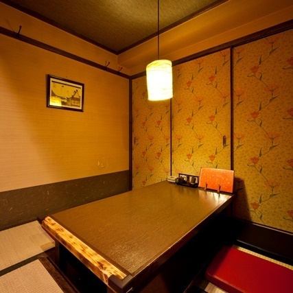 【宴会利用も大歓迎！】当店は、落ち着いた雰囲気の木造建築が魅力で、心地よい空間でお食事を楽しめます。充実したテーブル席は各種宴会にぴったりで、個室も完備。周囲の目を気にせず、特別な日や小さなお子様連れのご家庭も安心して利用できる、あたたかみのある環境をご提供します。