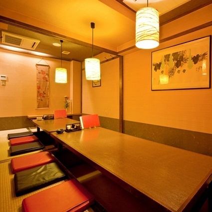 【アクセスも◎】阪急電鉄川西能勢口駅東改札より、徒歩２分。温かみのある照明と和風建築の入り口が目印。扉を開けると食欲をそそられる海の幸の香りが漂う落ち着いた雰囲気の店内で、店主が作るこだわりの海鮮料理をお楽しみください。