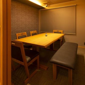 [Private room can accommodate up to 3 to 12 people!] It is a private room with calm interior and high quality atmosphere, so it is perfect for use on important days such as business talks and entertainment.* A separate room fee will be charged.