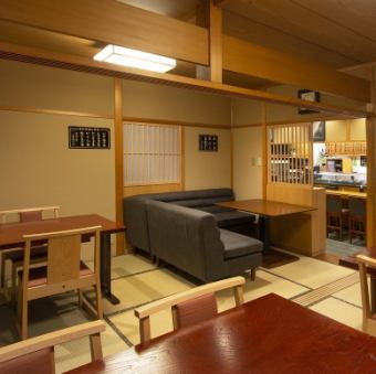 一楼有沙发座位◎慢慢放松的同时可以品尝寿司和清酒。也建议主要想享受对话的人！