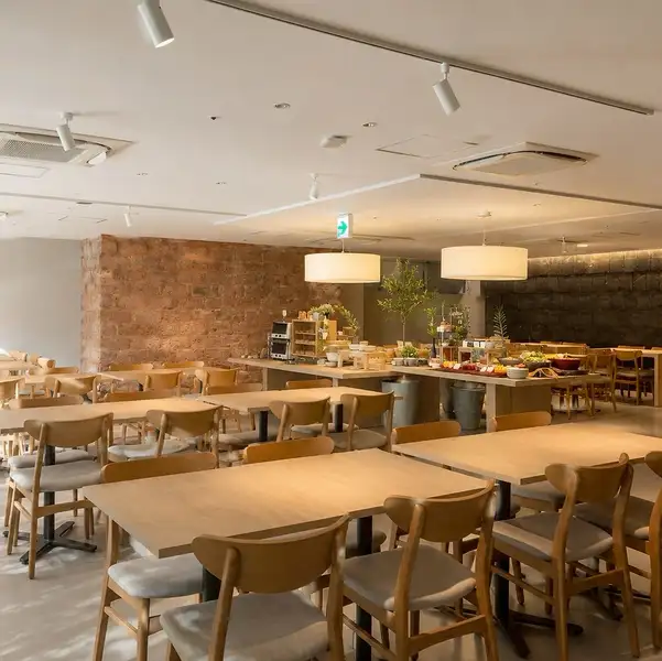 着席80名、立食パーティーは150名可能な広い空間。店内からは、久屋大通り公園の木々が広がる景観、そして広いバリアフリー空間は　ゆったりと過ごす、また大人数の宴会パーティーにもおすすめです。