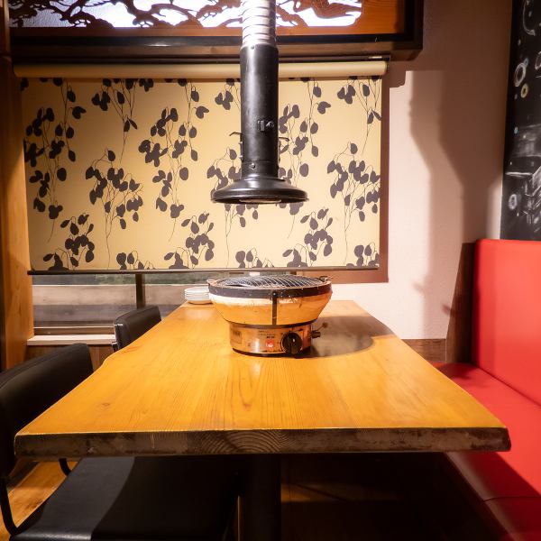 【岡山駅東口から徒歩5分の好立地！】岡山駅からすぐ◎西川沿いに構えるどこか懐かしい雰囲気のある大衆焼肉店！40名様まで収容可能な二階席は全席個室となっており周りを気にせずワイワイ宴会が楽しめます♪ボリューム満点コスパ抜群のコースもご用意しておりますので会社宴会や友人同士の飲み会などにおすすめです！