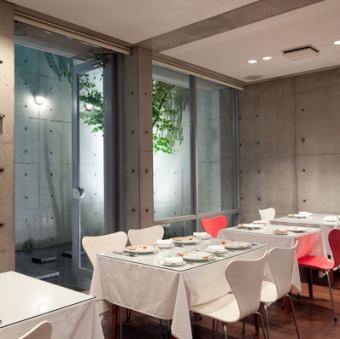 [Table seating for 1 to 4 people] Dinner is a sophisticated space with gentle lighting.