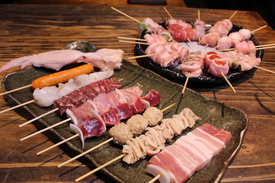 长年深受当地人喜爱的烤鸡肉串高宫，每串120日元（含税）起的烤鸡肉串！也提供外卖。