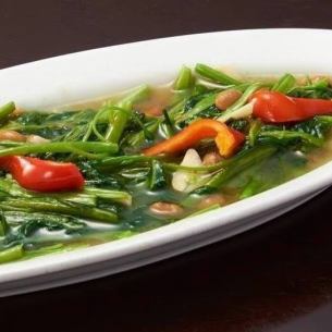 Stir-fried water spinach with flame