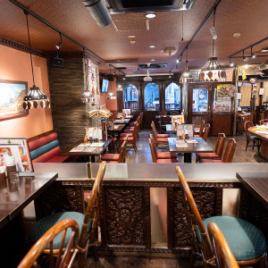 【バルコニー席】 店内全体を見下ろせる席で、スポーツ観戦・大人数でのお集まりにも最適◎