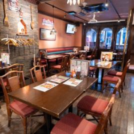 【テーブル席】 ランチは毎日11時～、本格スパイスカレーをリーズナブルに満喫できます！