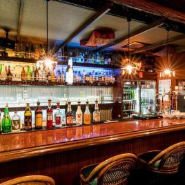 【カウンター席】 お洒落なバーカウンター。仕事帰りのサク飲みも大歓迎！