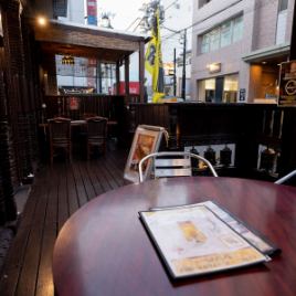 【屋根付きのテラス席】 プチ旅行気分になれるお席。カレーやビリヤニをご堪能下さい！