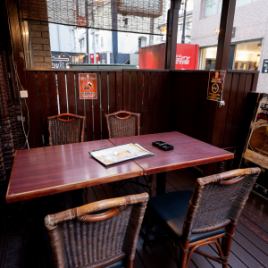 【テラス席】 女子会にもピッタリなお席。広々テーブルで食事やドリンクが並んでも焦らずに過ごせます。