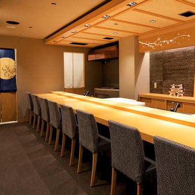 The counter seats, where you can watch the chef's craftsmanship right before your eyes, are a spacious and relaxing space.It is also possible to rent the restaurant exclusively for small groups, making it ideal for entertaining, dining, celebrations, etc.