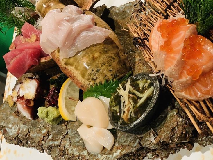 包括当地神户在内，我们使用来自全国各地的时令食材烹制菜肴。