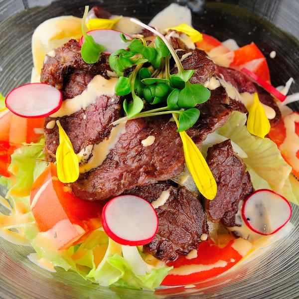 マンガ肉、鶏刺し、牛肉ステーキなどこだわりのお肉料理多数！