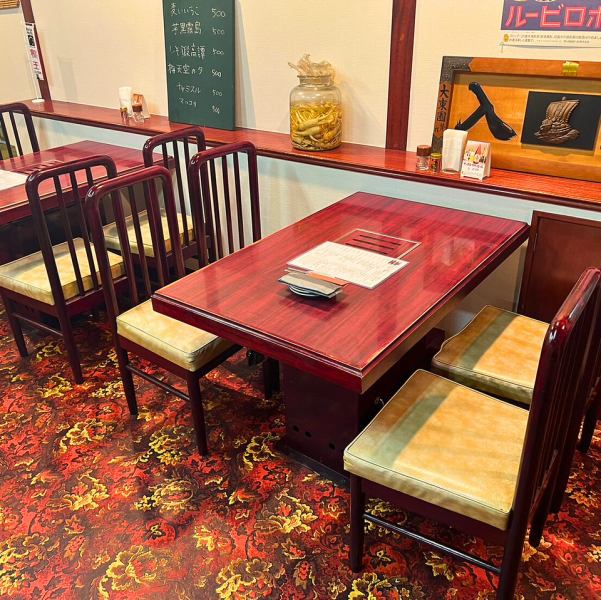 【4名掛けテーブル席をご用意しております】家族でディナー/サクッと寄り道など気軽にご利用いただけるテーブル席もご用意してお待ちしています！