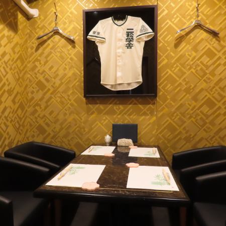 当店では、4名様用の会員制個室を完備しており、周囲を気にせずリラックスしてお楽しみいただける空間を演出しています。落ち着いた雰囲気の中で、心温まる会話と美味しい料理を堪能できます。特別なひとときを大切な方と共に過ごすのに最適な場所です。個室の利用についてはお気軽にお問い合わせください。