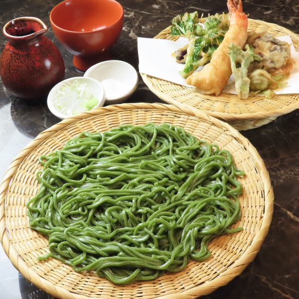 海藻を練り込んだ翡翠麺を使用した【そば・天ぷら】は絶品!