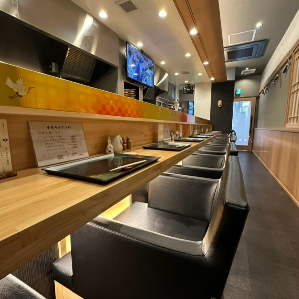 カウンター席は9席あり、落ち着いた雰囲気で特別なひとときを提供します。値段設定は高めで、質の高い料理とサービスが魅力です。年齢層の高い方にも安心して楽しんでいただける空間を演出しており、女性同伴の方もリラックスできます。カウンター越しにシェフの技を感じながら、美味しい料理を心ゆくまで堪能ください。
