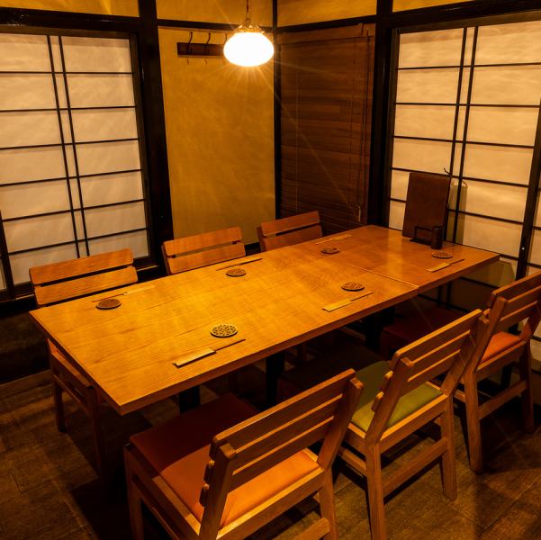 店内は”和モダン”をイメージしており、落ち着いた空間でお過ごしいただけます。少人数から大人数までご利用いただける空間となっておりますので、是非お気軽にお越しください。