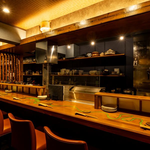 1階カウンターでは炭火の音と香りを感じながら、ゆったりとした空間でお食事を楽しんでいただけます。おひとり様はもちろん、お仕事終わりやお友達とのお食事といった幅広いシーンでご利用いただけます。