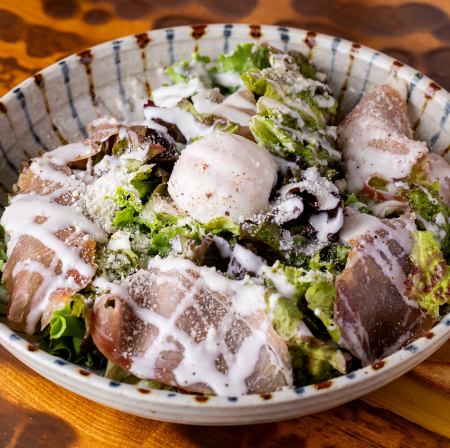 ホエー豚ベーコンとグラナチーズ&温玉のシーザーサラダ