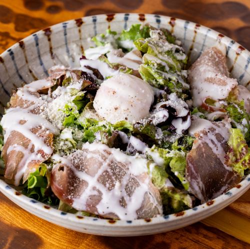 ホエー豚ベーコンとグラナチーズ&温玉のシーザーサラダ