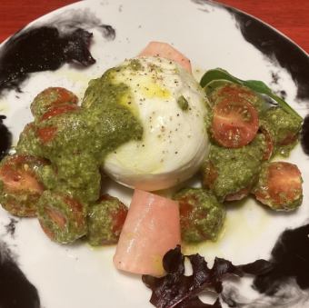 ミニトマトとブラータチーズのカプレーゼ