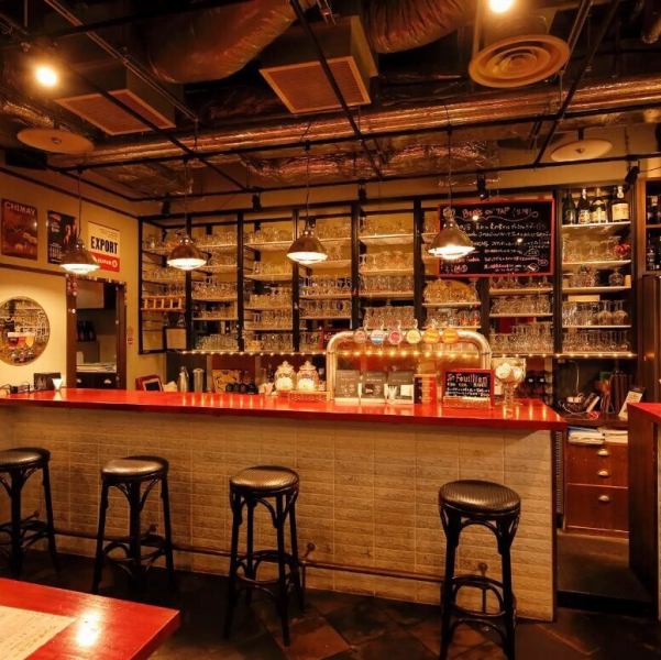 カウンター席がございますので、お一人様でも気兼ねなくご利用可能です。ちょい飲みでビール1杯だけでも、種類豊富なビールでいつも新鮮な気持ちに！　予約時テーブル席をお選び頂いてもお店の状況次第でカウンターのご案内になります。