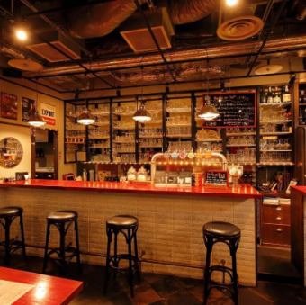 1階のカウンター席は、スタッフとの会話も気軽に楽しめるライブ感あふれる空間。お店とお客様の距離が近く、 一体感のある雰囲気が魅力です。 初めての方やお一人様でも自然と打ち解けられ、心地よく過ごせる人気のフロアです♪