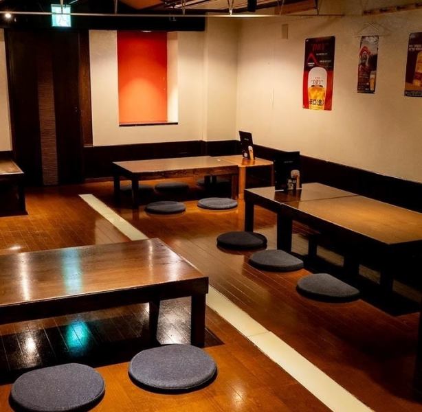 ゆったりとした座敷席で心地よい時間を過ごせる当店。どこか懐かしい雰囲気の中、友人や同僚と共にリラックスして過ごせます。木のぬくもりが心を癒す落ち着いた雰囲気の中で心温まる料理をお楽しみください♪広々とした空間は各種ご宴会はもちろん、ご家族でのご利用にもおすすめ！素敵なひとときをご提供いたします。