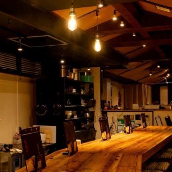 【居心地の良いカウンターで特別なひとときを】当店のカウンター席は10席ご用意。あたたかな雰囲気の中で、アツアツの鉄板で提供するお好み焼きやもんじゃ焼きを楽しめます。デートでのご利用はもちろん、おひとり様のご利用にもオススメ。居心地の良い空間でリラックスしながら特別な時間をお過ごしください♪