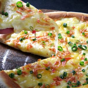 벚꽃 새우와 양파 피자
