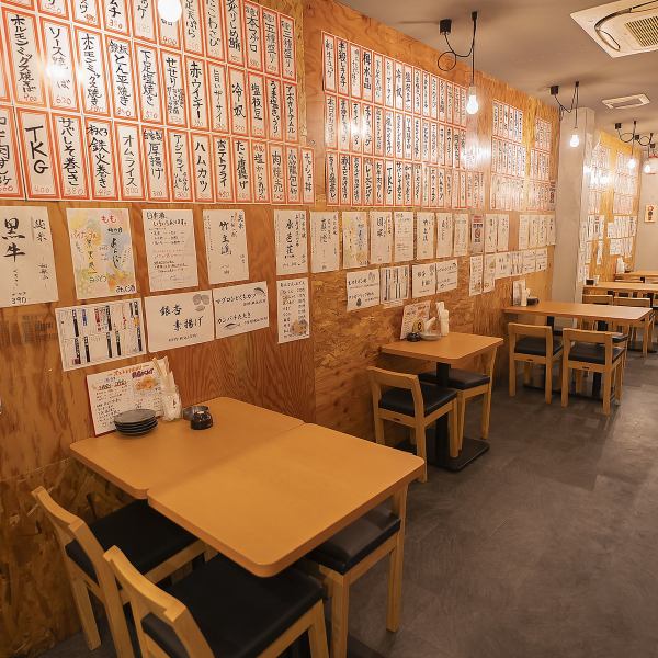 【季節ごとのメニューを楽しめる】「ただいま!」とつい言いたくなるような、アットホームな雰囲気が自慢の呑処あんとん。お酒と相性抜群な、心温まる手作り料理をご用意してお待ちしております。壁紙に貼られた手書きメニューや、「本日のおすすめ」も必見です!美味しい料理と共に、特別なひとときをお楽しみください。