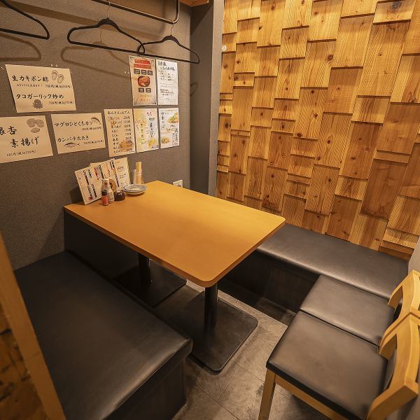 【周囲を気にせずに、ゆったりとした時間をお過ごしいただける3名様から6名様まで対応の個室を用意しております】大切な方との食事や、接待、ご家族のプライベートな空間をしっかり確保いたします。誕生日や記念日、歓送迎会などのお祝い事にも最適です。当店ならではの温かい空間で、特別なひとときを♪