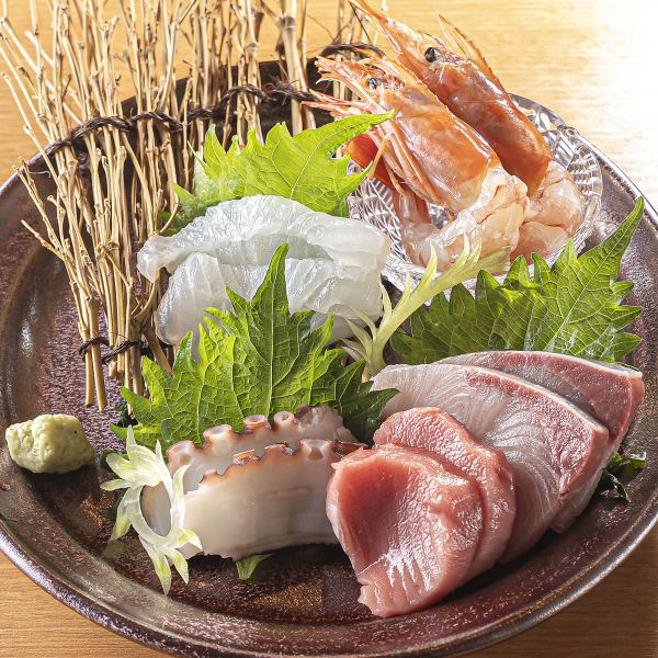 その日一番旨い旬の鮮魚を厳選しています。お酒にぴったりな「お造り盛り合わせ」