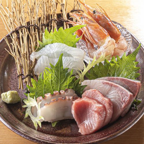 その日一番旨い旬の鮮魚を厳選しています。お酒にぴったりな「お造り盛り合わせ」