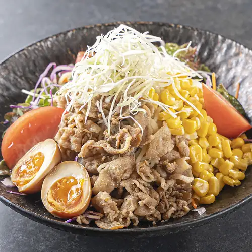 【人気急上昇！北海道名物ラーメンサラダ】890円(税込)