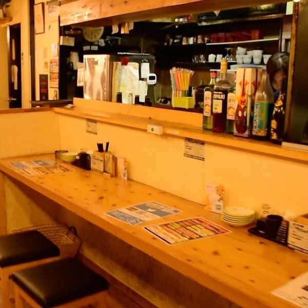 【駅近×炭火串焼き】宇部新川駅徒歩約3分。会社の飲み会、女子会、ご家族など様々なシチュエーションに合わせて対応可能です。少人数の宴会やプライベート使いにご利用下さい！落ち着いた雰囲気の空間でお愉しみ下さい。