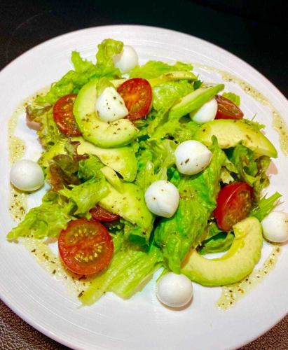 29 Mozzarella and Avocado Salad