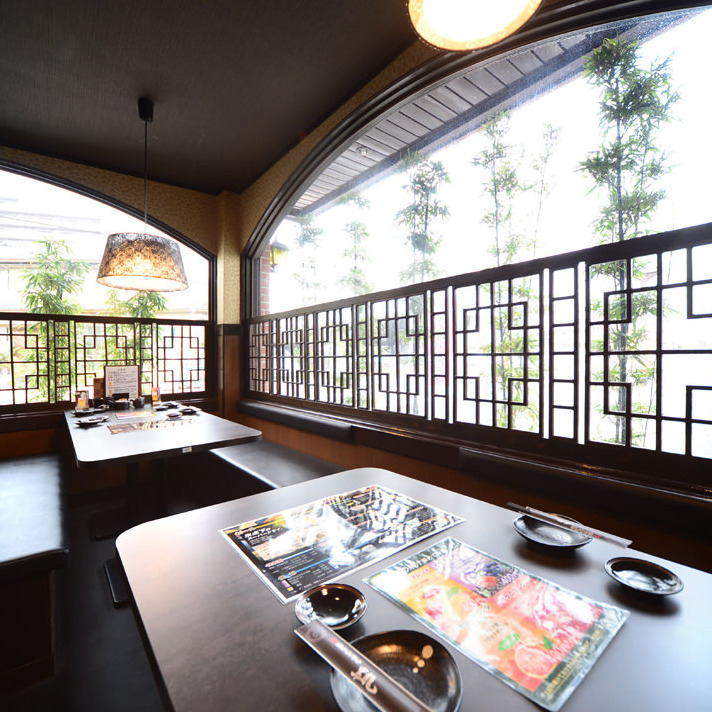 お子様連れもうれしい広くて明るい店内