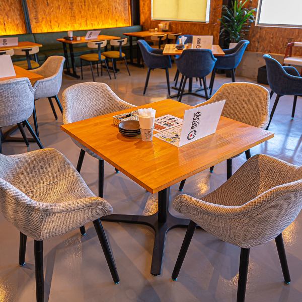 [Easy to use for various occasions] We have 8 four-person tables that are easy to use for various occasions such as dates, anniversaries, family meals, etc. ◎ Dining in an open space Please enjoy★