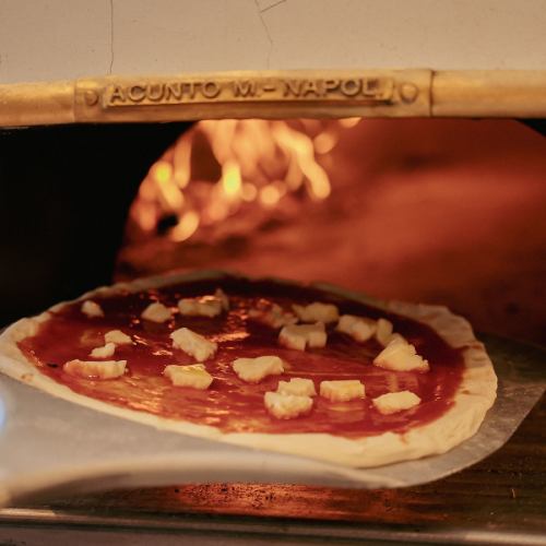 Authentic pizza made with authentic Italian stone kiln and firewood from Sanda!