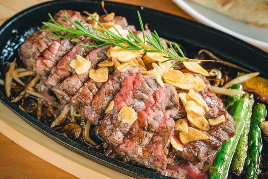 【ROCK VALLEYのお肉料理】アンガス牛プライムステーキを鉄板で熱々のまま提供いたします