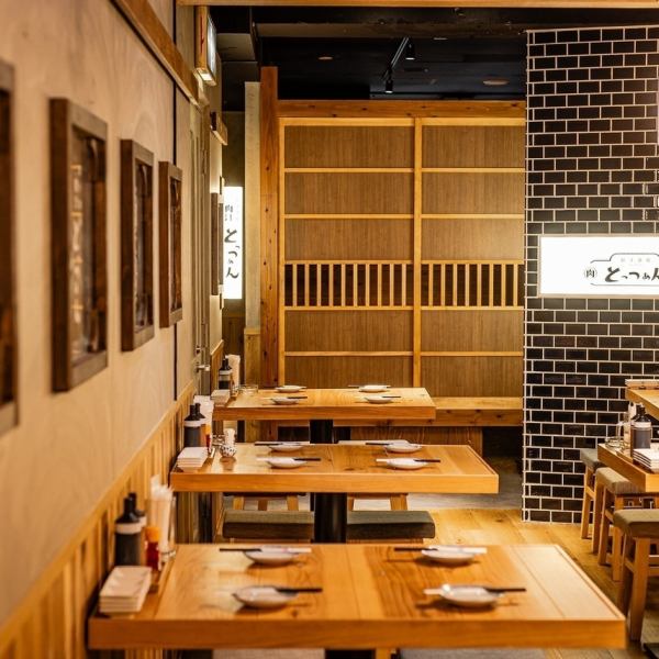 【テーブル席/完全個室と多数ご準備◆宴会可能】テーブル席28名以上の宴会可能。完全個室席は2～最大16名様のご宴会も可能です◎食べ飲み放題や飲み放題付きコースあり！財布に優しい、ハイボール99円/生ビール・レモンサワー299円、早割の飲み放題は驚愕の555円！笑。安すぎお得すぎで安い・美味い・早いを全力でお届け！