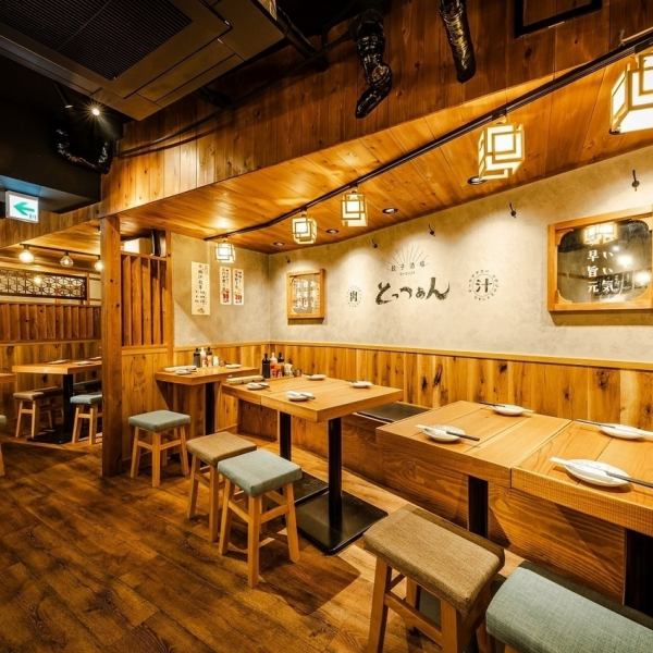 【品川駅の仲間内の飲み会は自信あり◎】飲み放題付きコース2500円～。食べ放題2750円～。飲み放題555円～！！空間よし、味良し、ドリンク早い！そんなお店を全員で目指しています！品川駅での女子会、合コン、会社宴会、仲間との飲み会は餃子酒場 肉汁とっつぁん品川店にお任せ◎