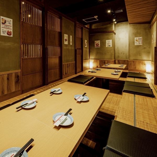 【テーブル席/完全個室と多数ご準備】ワイワイしてるけどかっこいい空間！関東6店舗目☆渋谷店、道玄坂店、川崎店に続き品川店OPEN！2/4/6…最大16名の個室宴会も可能！空間のかっこよさ、大衆の居心地良さを組み合わせた大人カッコいい安心満足の大衆餃子酒場★系列店でも人気の食べ飲み放題2980円～もやっちゃいます♪