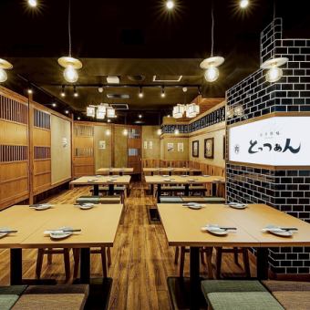 舒適的開放式餐桌空間，融合了別緻的成人氛圍和酒吧的感覺！